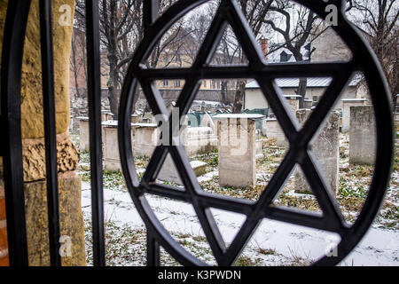 Cracovie, Pologne, du nord-est de l'Europe. Étoile de David Symbole sur la clôture de l'ancien cimetière juif. Banque D'Images