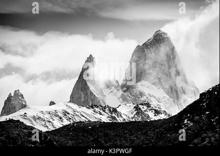 El Chalten, le Parc National Los Glaciares, Patagonie, Argentine, Amérique du Sud. La montagne Fitz Roy dans les nuages en noir et blanc. Banque D'Images