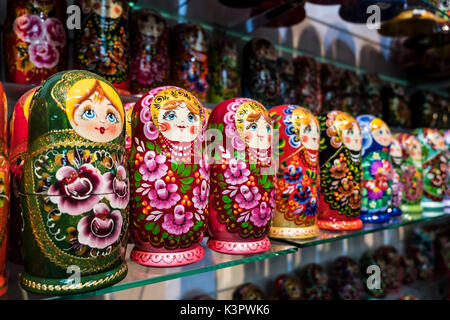 Saint Petersburg, Russie, de l'Eurasie. Poupées matriochka sont les souvenirs les plus populaires de la Russie. Banque D'Images