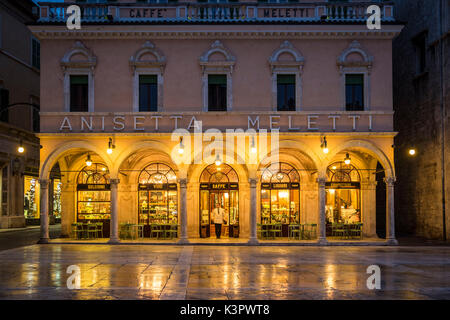 Ascoli Piceno, Marches, Italie centrale, Europe. En attente de clients au Caffè Meletti. Banque D'Images