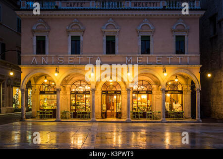 Ascoli Piceno, Marches, Italie centrale, Europe. Un moment de calme au Caffè Meletti. Banque D'Images