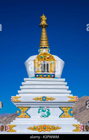 Le monastère de Thiksey, vallée de l'Indus, Ladakh, Inde, Asie. Plus de stupa bouddhiste ciel bleu. Banque D'Images