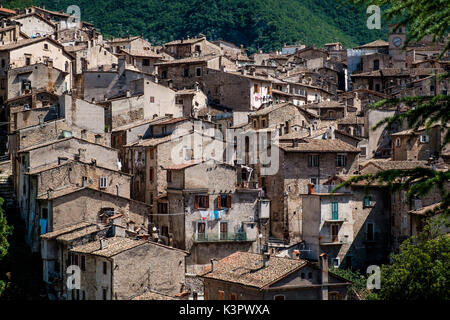 Scanno, Abruzzes, Italie, Europe. Vue sur le village médiéval de Scanno. Banque D'Images