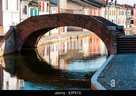 Comacchio, Ferrare, Émilie-Romagne, Italie, Europe. Passerelle pour piétons. Banque D'Images