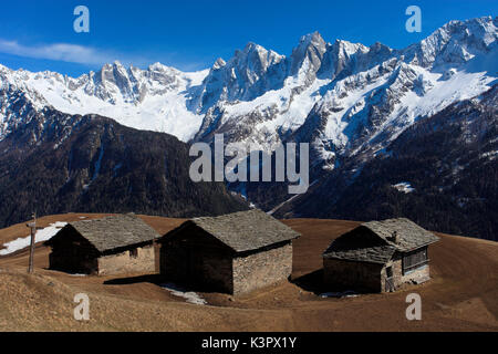 Tombal alpes avec ses trois célèbres cabanes, avec Pizzo Badile groupe dans l'arrière-plan, le val Bregaglia, Grisons, Suisse Banque D'Images