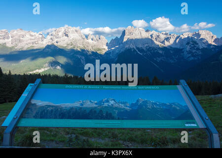 Vue du haut des crêtes rocheuses de Malga Ritorto Madonna di Campiglio Dolomites de Brenta Trentin-Haut-Adige Italie Europe Banque D'Images