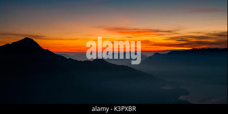 Automne coucher du soleil depuis le Monte Brusada, Valtellina, Lombardie, Italie Banque D'Images