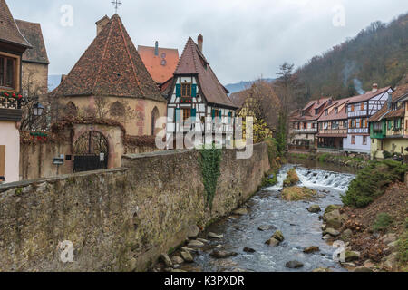 L'architecture typique de la vieille ville médiévale et le pont sur la rivière Weiss Kaysersberg Haut-Rhin Alsace France Europe Banque D'Images