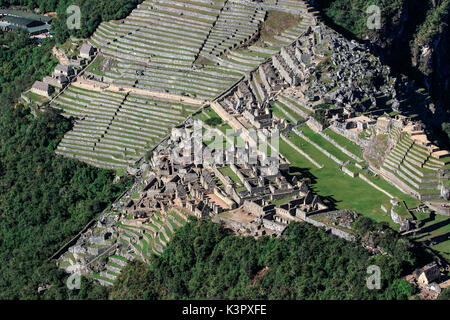 Le sommet du Huayna Picchu, également connu sous le nom de Wayna Picchu, trekkers donne une vue d'ensemble de l'Amérique du Sud Pérou Machu Picchu Banque D'Images