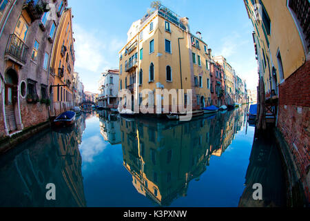 Quelques maisons typiques de Venise se reflétant dans les eaux calmes des canaux dans une claire journée d'hiver, Venise Vénétie Italie Europe Banque D'Images