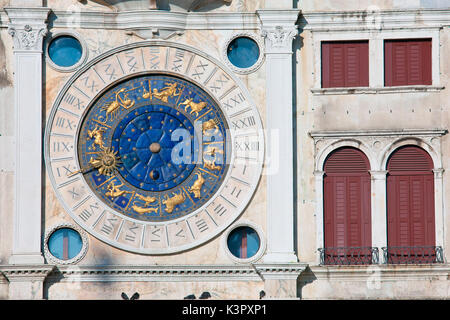 Un détail de la célèbre Tour de l'horloge, l'un des plus importants bâtiments de la Renaissance à Venise, Vénétie Italie Europe Banque D'Images