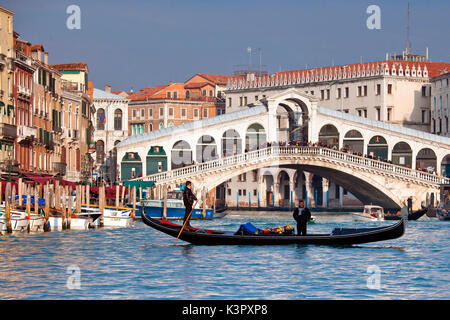 Une télécabine traversant le Grand Canal, juste en face du Pont du Rialto, l'un des plus importants monuments de Venise Venise, Vénétie Italie Europe Banque D'Images