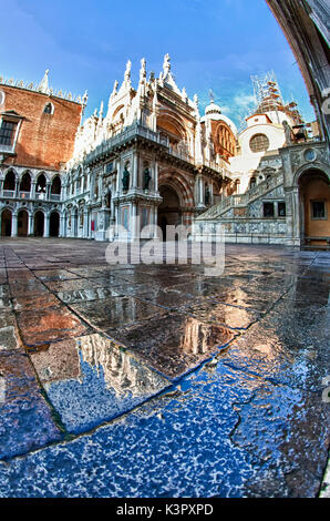 Le magnifique Palais des Doges reflétant dans certains petits bassins dans sa cour intérieure. C'est l'un des bâtiments les plus importants de Venise. C'était le centre du pouvoir, d'où la République de Venise a été jugé - Venise, Vénétie Italie Europe Banque D'Images