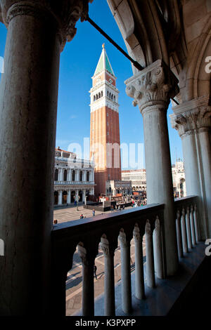 Le clocher (campanile) de la Place Saint Marc à partir de l'arc du palais des Doges à Venise Italie Europe Banque D'Images