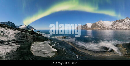 Panorama de la mer gelée et pics rocheux éclairé par les lumières du Nord Tungeneset Senja Tromsø Norvège Europe Banque D'Images