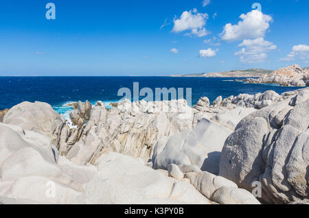 Les falaises de roches granitiques encadrent la mer turquoise Capo Testa Santa Teresa di Gallura Province de Sassari Sardaigne Italie Europe Banque D'Images