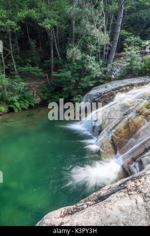 Vue de la Purcaraccia de cascades et de piscines naturelles en été, Punta di Malanda Bavella Montagne Quenza Corse France Europe Banque D'Images