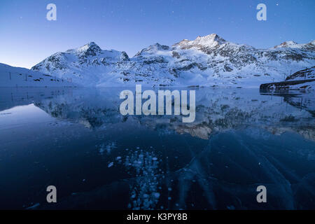 Bulles de glace la trame des sommets enneigés reflètent dans Lago Bianco col de la Bernina canton des Grisons Engadine Suisse Europe Banque D'Images