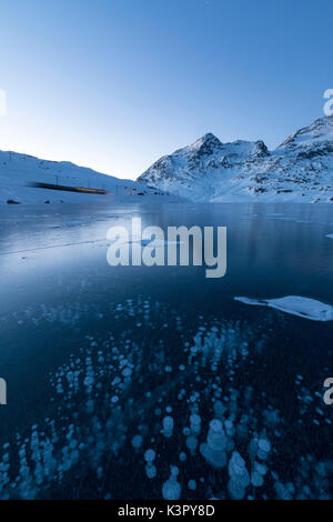 Bulles de glace la trame des sommets enneigés reflètent dans Lago Bianco col de la Bernina canton des Grisons Engadine Suisse Europe Banque D'Images