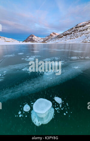 Bulles de glace la trame des sommets enneigés reflètent dans Lago Bianco col de la Bernina canton des Grisons Engadine Suisse Europe Banque D'Images