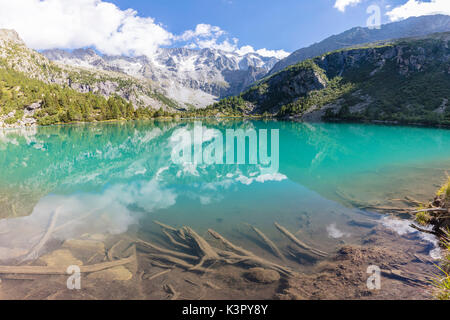 Pics rocheux et de bois se reflètent dans le lac Aviolo Vezza d'Oglio Vallée Camonica province de Brescia Lombardie Italie Europe Banque D'Images