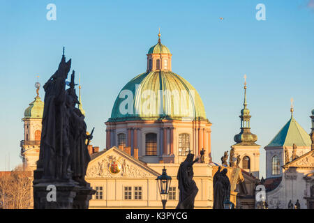 Image statues anciennes le dôme de l'église de Saint Nicholas Prague République Tchèque Europe Banque D'Images