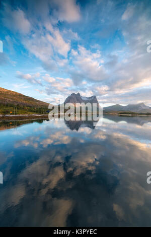 Nuages rose de minuit soleil reflétée dans l'eau claire de la mer bleu Fjord Norvège Europe Anepollen Banque D'Images