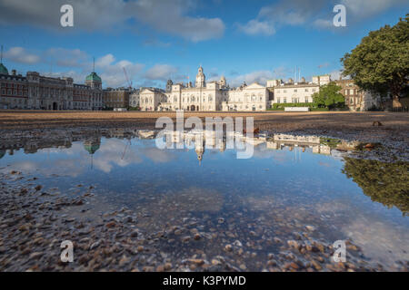 Le bâtiment de style palladien des Horse Guards se reflète dans une flaque d'London United Kingdom Banque D'Images