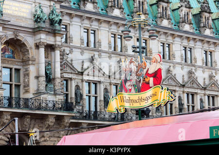 Marché de Noël et des décorations entouré par l'architecture néoclassique Rathaus square Altstadt trimestre Hambourg Allemagne Europe Banque D'Images