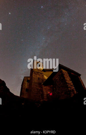 La Voie Lactée éclaire le ciel au-dessus de l'église de Saint Bernard à l'Dosso di Musso, le long de la Monti Lariani trail Lac de Côme, Lombardie Italie Europe Banque D'Images