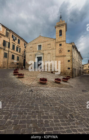 L'ancienne Santa Maria di Monte Morello Church vu de Casa Leopardi Recanati province de Macerata Marches Italie Europe Banque D'Images