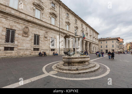 Bâtiments anciens et décorées en fontaine Place Arringo Ascoli Piceno Marches Italie Europe Banque D'Images