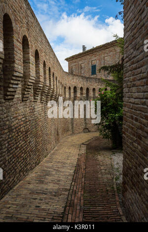 Une ruelle typique et de murs médiévaux de la vieille ville de Corinaldo Province d'Ancône Marches Italie Europe Banque D'Images