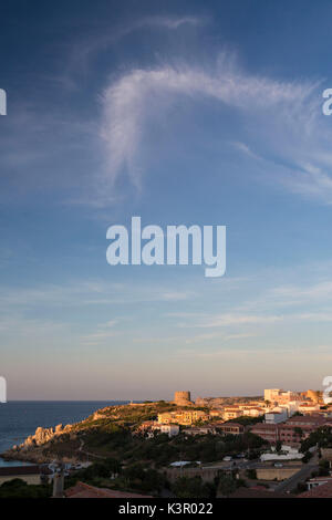 Le bleu de ciel et mer le village bâti sur le promontoire Santa Teresa di Gallura Province de Sassari Sardaigne Italie Europe Banque D'Images