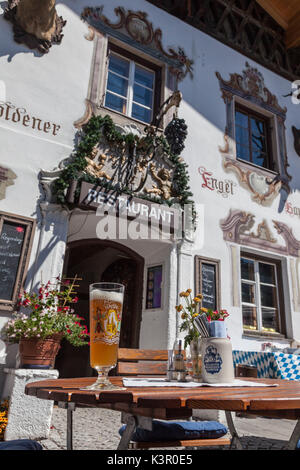 Un restaurant typiquement alpin et verre de bière allemande Garmisch Partenkirchen Oberbayern région Bavière Allemagne Europe Banque D'Images