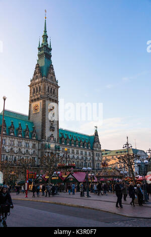 Les touristes et marché de Noël à la place de l'hôtel de ville Rathaus Altstadt trimestre Hambourg Allemagne Europe Banque D'Images