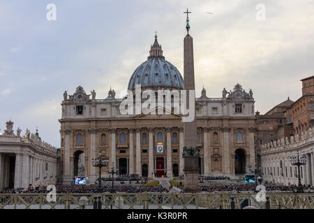 Vue sur l'obélisque et façade de la Basilique di San Pietro in Vaticano symbole de la religion catholique Rome Lazio Italie Europe Banque D'Images