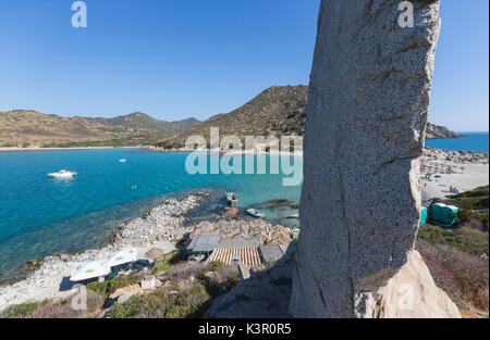 Les roches blanches encadrent la mer turquoise et la plage de Punta Molentis Villasimius Cagliari Sardaigne Italie Europe Banque D'Images