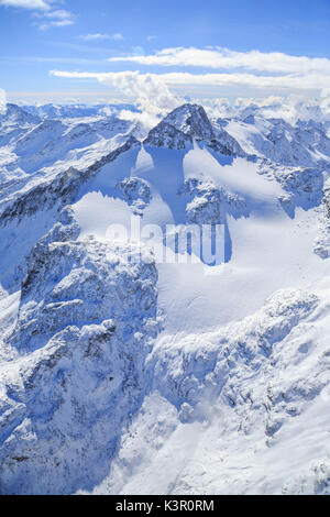 Vue aérienne de pointe de Ferrè couvertes de neige de la vallée de Chiavenna Valteline Cf Alpina Lombardie Italie Europe Banque D'Images