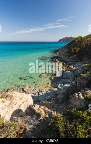 La végétation méditerranéenne cadres la mer turquoise de Cala Monte Turno Castiadas Cagliari Sardaigne Italie Europe Banque D'Images