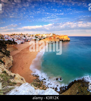 Vue panoramique de la mer turquoise et la plage de sable au coucher du soleil Carvoeiro Lagoa Algarve Portugal Europe Municipalité Banque D'Images