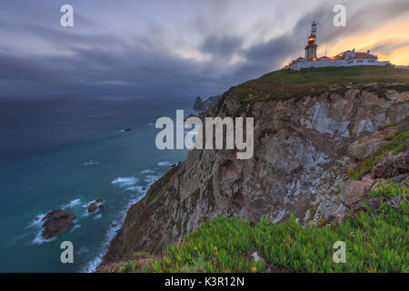 Lever de Soleil sur le cap et le phare de Cabo da Roca donnant sur l'Océan Atlantique Sintra Portugal Europe Banque D'Images