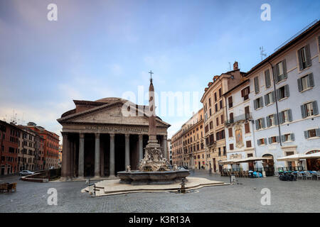 Vue sur le vieux panthéon un bâtiment circulaire avec un portique de colonnes corinthiennes en granit et ses fontaines Rome Lazio Italie Europe Banque D'Images