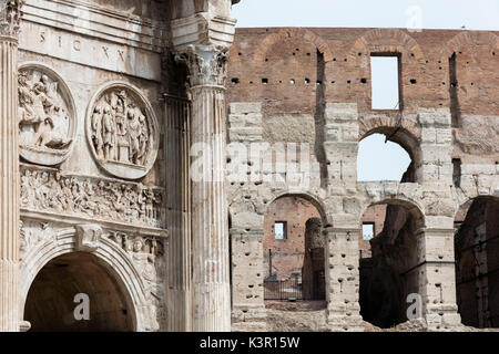 Détails architecturaux de l'Arc de Constantin et le Colisée le plus grand amphithéâtre romain jamais construit Rome Lazio Italie Europe Banque D'Images