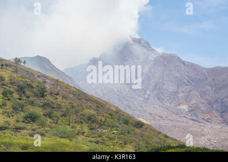 Haze sur le pic du volcan Soufrière Montserrat Iles sous le vent Caraïbes Petites Antilles Banque D'Images