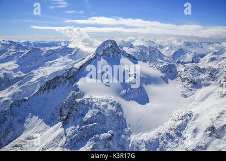 Vue aérienne de pointe de Ferrè couvertes de neige de la vallée de Chiavenna Valteline Cf Alpina Lombardie Italie Europe Banque D'Images