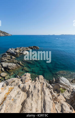 Vue sur les falaises et des promontoires entourant la mer turquoise Punta Molentis Villasimius Cagliari Sardaigne Italie Europe Banque D'Images