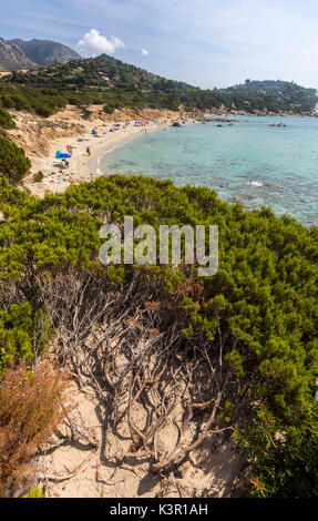 La végétation méditerranéenne frames la plage et la mer turquoise de Porto Sa Ruxi Villasimius Cagliari Sardaigne Italie Europe Banque D'Images