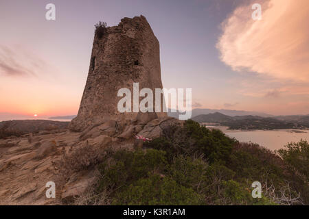 Coucher de soleil sur la tour en pierre donnant sur la baie de Porto Giunco Villasimius Cagliari Sardaigne Italie Europe
