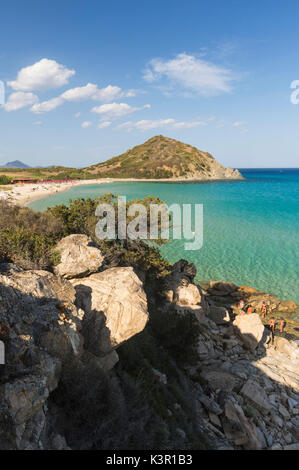 La végétation méditerranéenne frames la baie et la mer turquoise de Cala Monte Turno Castiadas Cagliari Sardaigne Italie Europe Banque D'Images